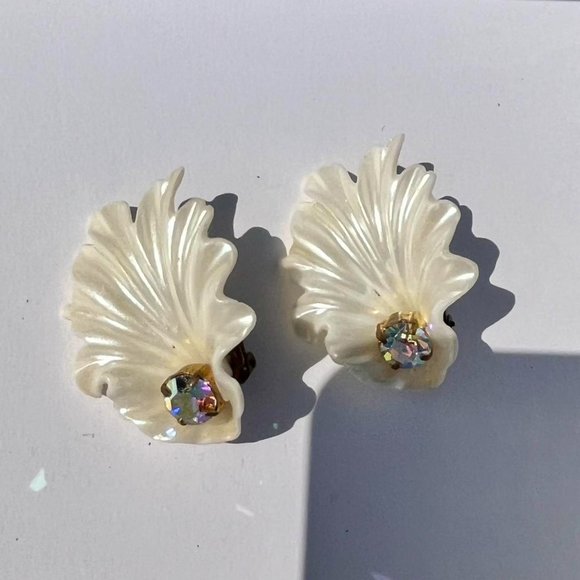 Vintage MCM Lucite plastic leaf & aurora borealis rhinestone clip earrings - Picture 2 of 4